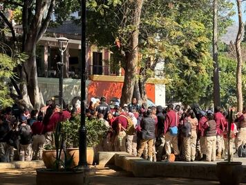 Sin certeza laboral personal de seguridad y limpieza de IMSS Bienestar en Oaxaca por cambio de empresas  