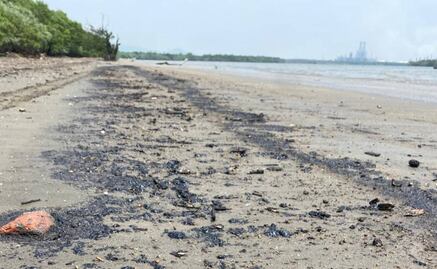 Pese a imágenes de prueba, Pemex niega derrame de hidrocarburos en playa Bahía La Ventosa de Oaxaca