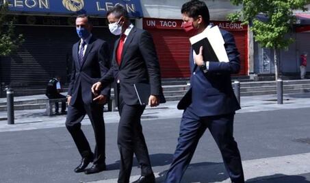 Se aísla Murat tras dar positivo a Covid-19 uno de sus colaboradores