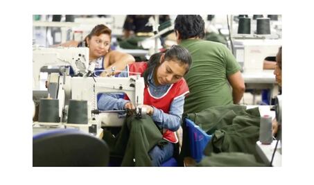 Manos mayas cosen uniformes de la NASA