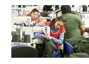 Manos mayas cosen uniformes de la NASA