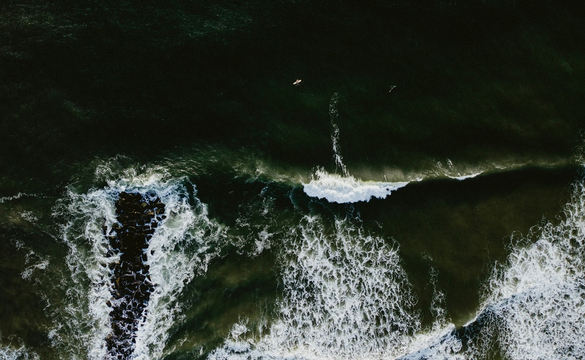 El mar de fondo puede causar oleaje fuerte y corrientes peligrosas en Oaxaca. Aprende cómo detectarlo y qué hacer para protegerte. Foto: Unsplash.