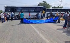 Sección 22 del SNTE bloquea principales carreteras que conectan al estado de Oaxaca