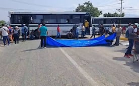 Sección 22 del SNTE bloquea principales carreteras que conectan al estado de Oaxaca