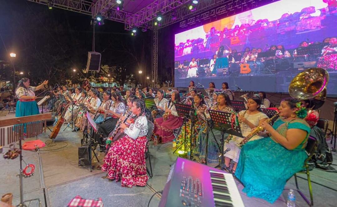 Mujeres del Viento Florido y Cyborg fusionan esencia de Oaxaca con música, baile y teatro. Foto: Especial