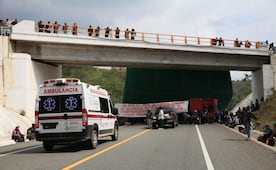 Cumple más de 8 horas bloqueo a la supercarretera a la Costa; Coatlán denuncia incumplimiento del Gobierno federal