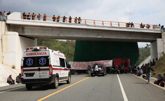 Cumple más de 8 horas bloqueo a la supercarretera a la Costa; Coatlán denuncia incumplimiento del Gobierno federal