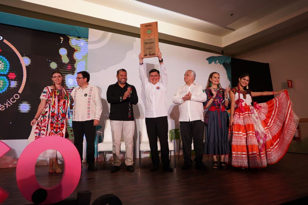 Se lleva Oaxaca 2 premios de Lo Mejor de México 2022 por la Guelaguetza, los textiles y los alebrijes. Fotos: Especiales