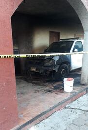 Incendian patrulla estacionada en Palacio Municipal de Huajolotitlán