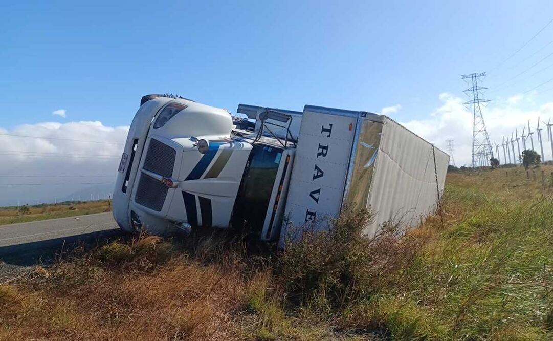 Vuelca octavo tráiler de la temporada en el Istmo de Oaxaca, por vientos de hasta 110 km/h. Fotos: Especiales