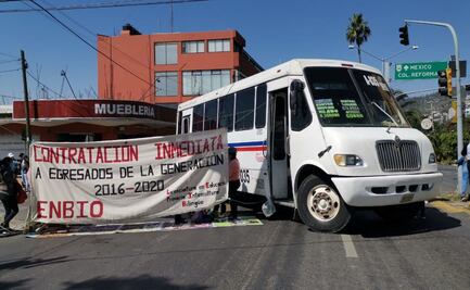 Con bloqueos, normalistas insisten en contratación inmediata; titulación es requisito, dice IEEPO