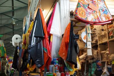 Empresarios se resisten a dejar  de utilizar desechables