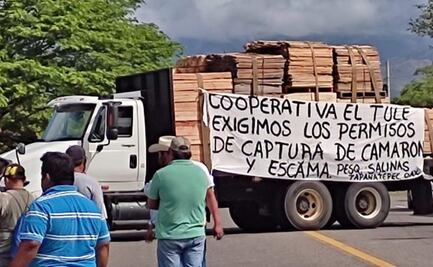 Pescadores del Istmo impiden paso de Oaxaca a Chiapas; piden permisos para captura de camarón
