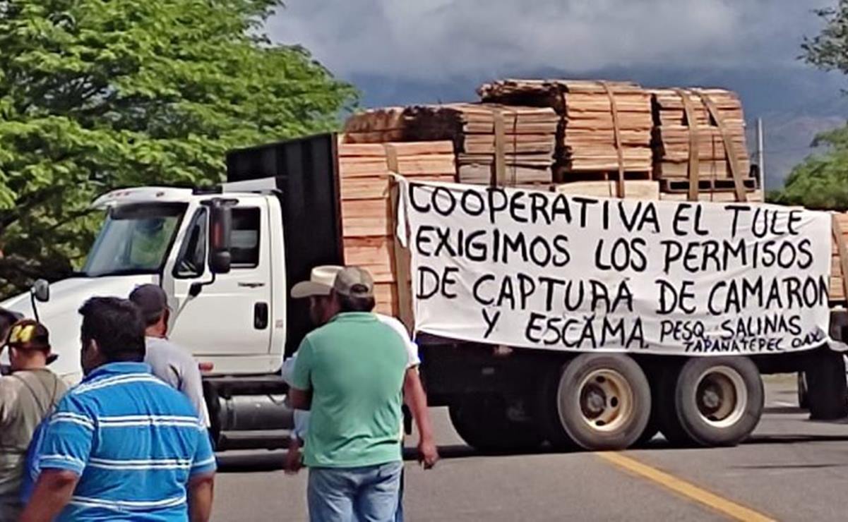 Pescadores del Istmo impiden paso de Oaxaca a Chiapas; piden permisos para captura de camarón