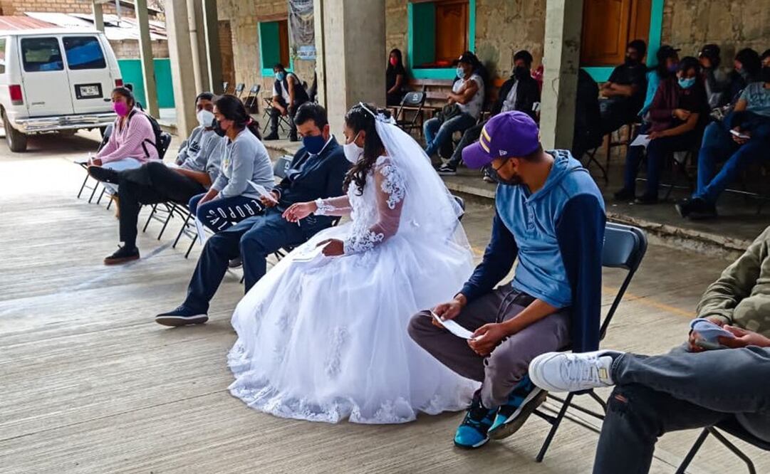 Viral. Vestidos de novios, pareja acude a vacunarse antes de su boda en Oaxaca. Foto: @NancyOrtizOax