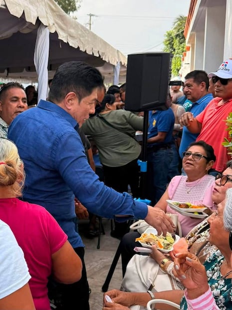 Rodolfo León Aragón con sus simpatizantes rumbo a elecciones por la presidencia municipal de Salina Cruz. Foto: especial.