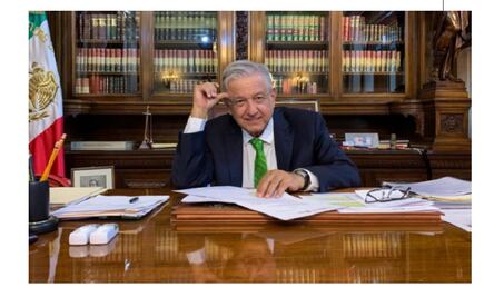 AMLO firma memorándum para frenar reforma educativa de Peña Nieto