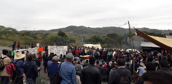 Tras seis días de bloqueo en vía Oaxaca-Veracruz, empresarios exigen a gobierno intervenir