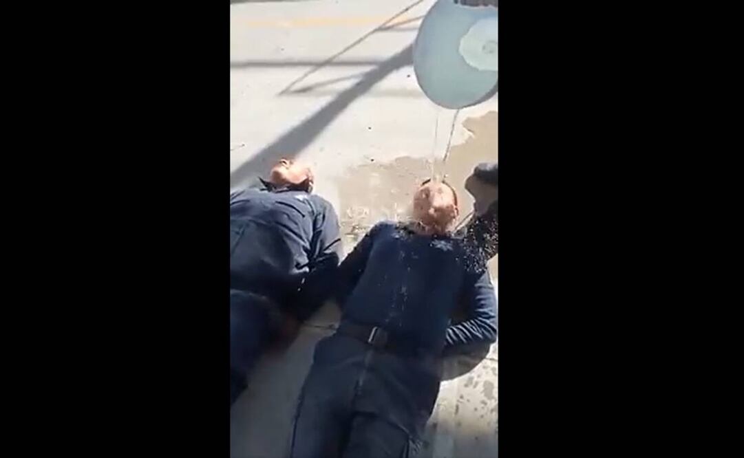 VIDEO. Critican a director de policía de Tejalápam, Oaxaca, por su peculiar “entrenamiento”. Foto: Especial