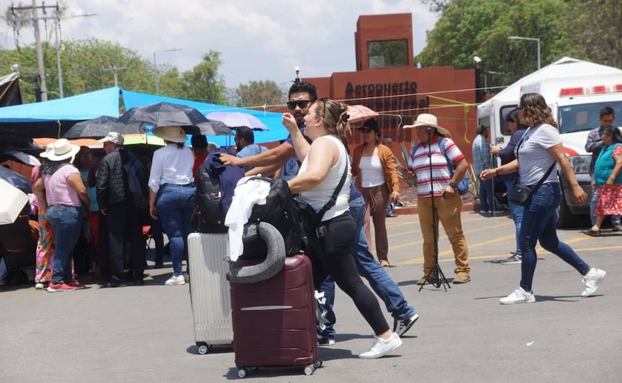 Sección 22 del SNTE bloquea accesos al aeropuerto de la ciudad de Oaxaca