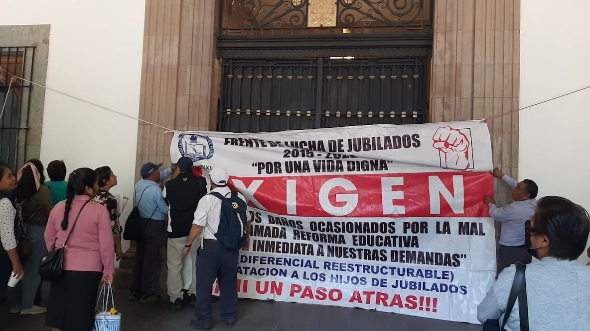 Maestros jubilados de la Sección 22 toman palacio de gobierno de Oaxaca; exigen atención de Jara. Foto: Especial