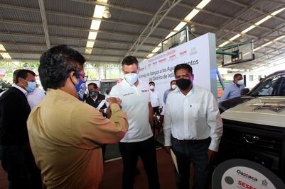 Entrega Murat apoyos a 26 municipios de la Sierra Norte, y supervisa construcción de escuela en Ixtlán