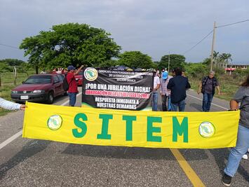 Profesores del SITEM se suman a las protestas para exigir la abrogación de la Ley del ISSSTE; marchan en Juchitán