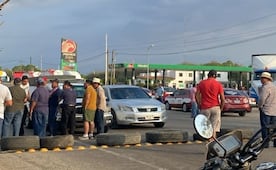 Productores de mango bloquean por segundo día la carretera Panamericana de Oaxaca para exigir mejores precios