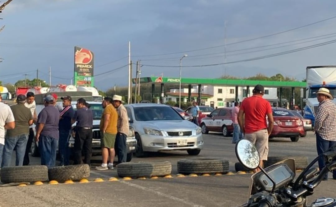 Productores de mango mantienen bloqueo en la carretera Panamericana de Oaxaca. Foto: Cortesía