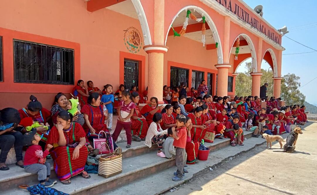 Pobladores de Sabana Copala mantienen bloqueo de carretera en Oaxaca, tras recibir amenazas. Foto: Especial