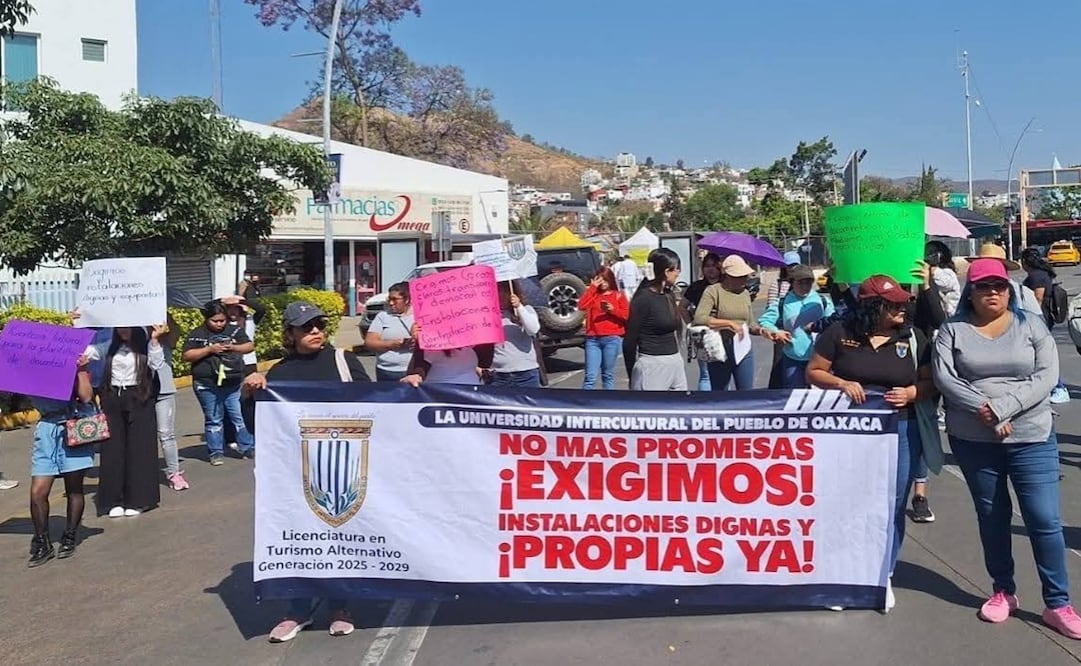Comunidad estudiantil de la Universidad Intercultural del Pueblo marchó en diferentes ciudades de Oaxaca. Foto: Especial