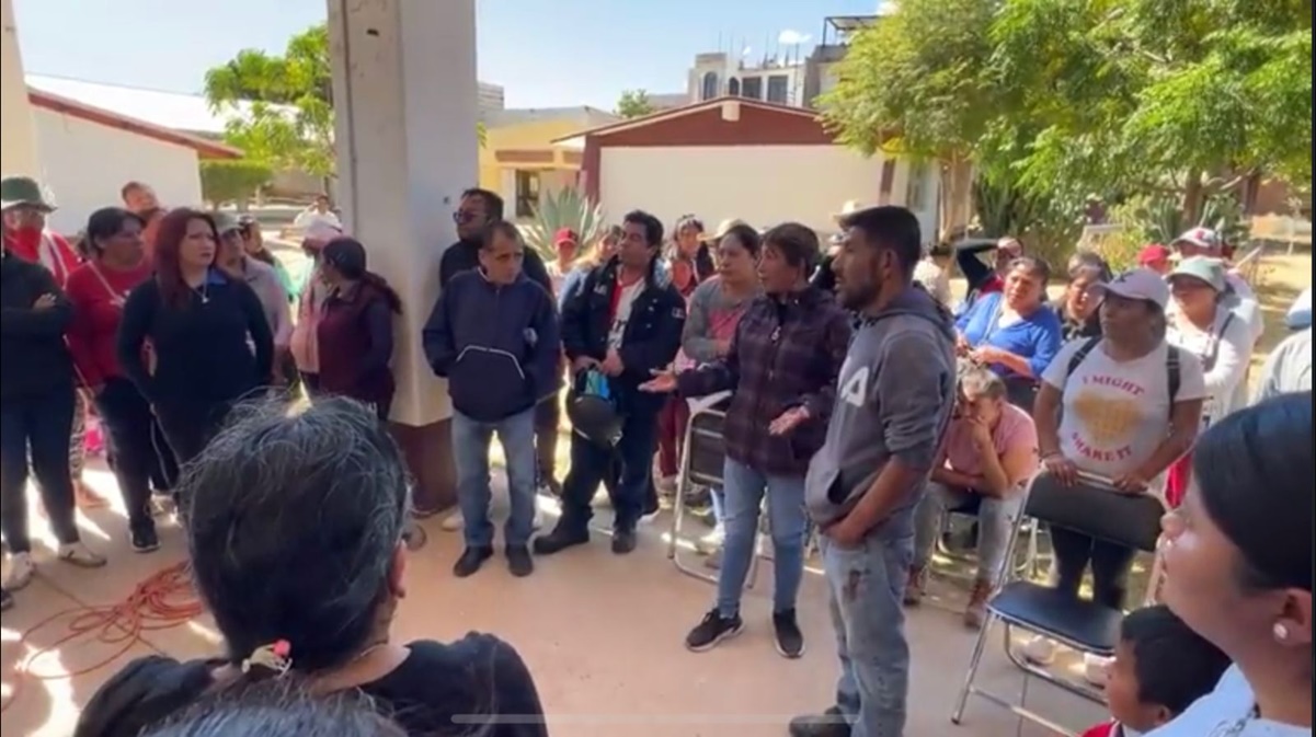 Padres toman secundaria de Nochixtlán, Oaxaca, para protestar contra profesor señalado de acoso sexual