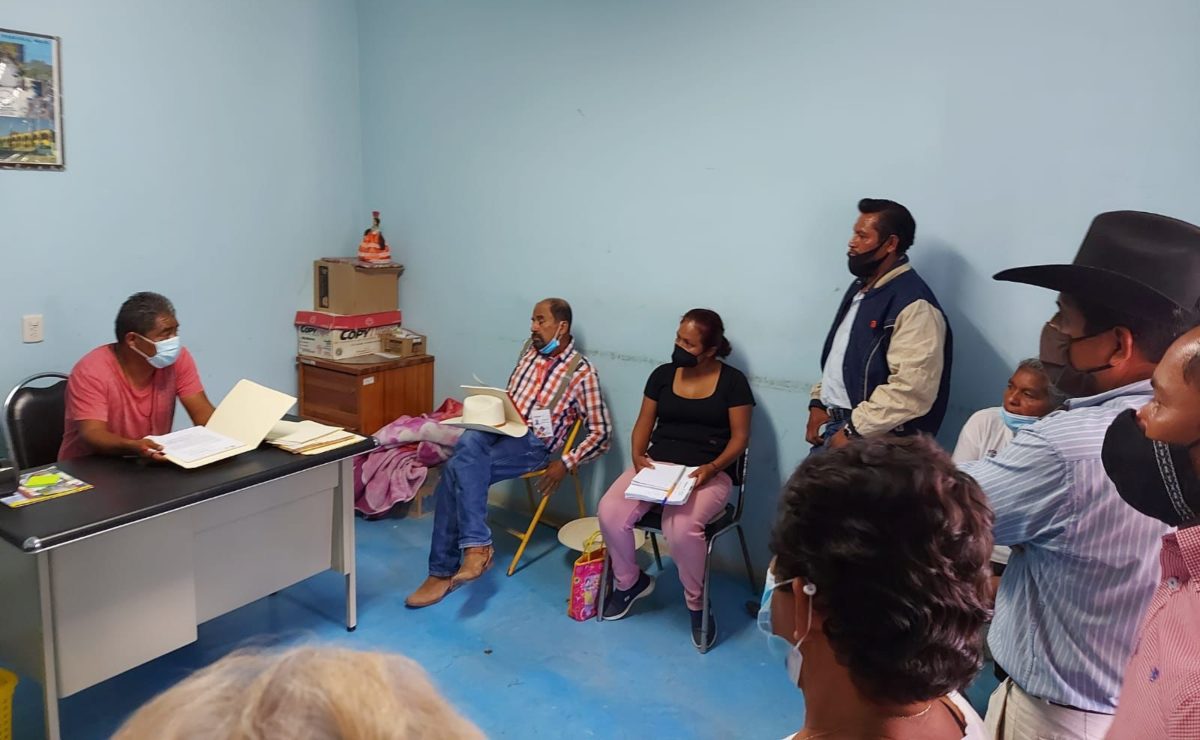 Pobladores de Ayuquila, Oaxaca, retienen a edil y piden revocación de mandato; Segego entabla diálogo