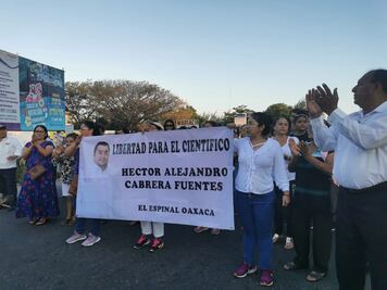 Marchan familiares y amigos en apoyo al científico zapoteca acusado de espía