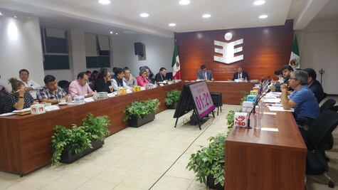 Autorizan en Oaxaca a ediles y diputados seguir en cargo para buscar reelección