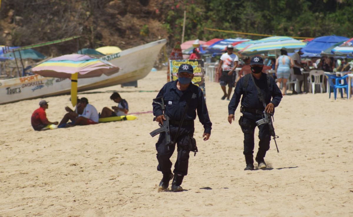 En Zipolite se teme más a las olas que al Covid, pero abandonan a salvavidas en “la playa de los muertos”