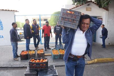 Autoridades municipales ignoran a tomateros; protestan en DDHPO