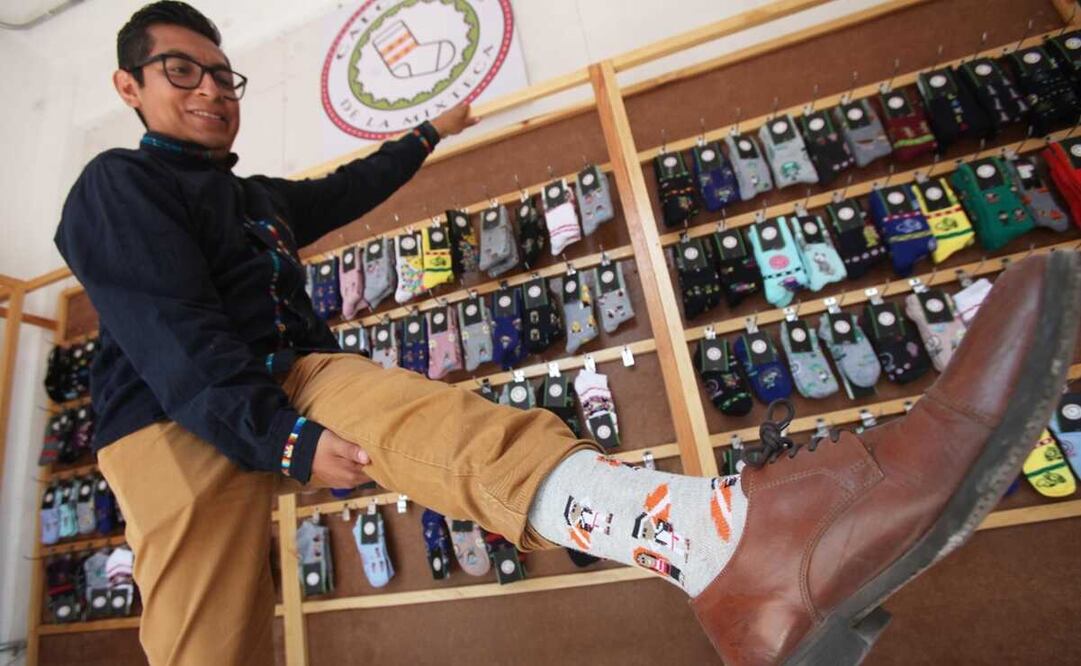 Con calcetines, tres jóvenes emprenden y plasman danzas y tradiciones de Oaxaca. Fotos: Edwin Hernández