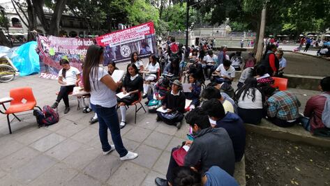 Toman clases en el zócalo para exigir recursos