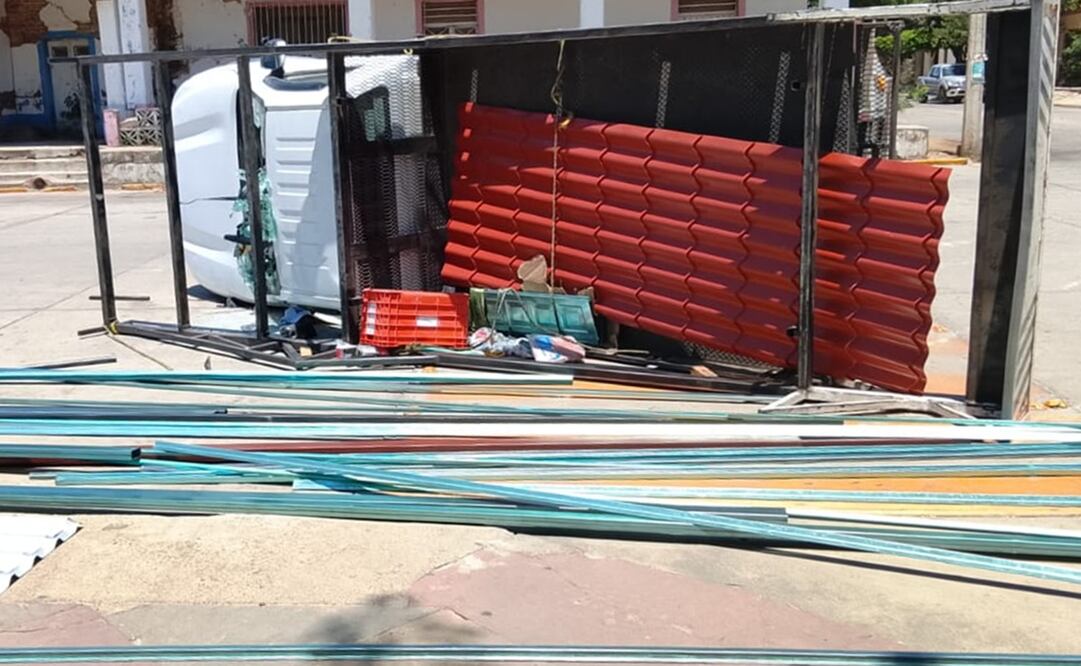 El intento de asalto terminó con una persecución y una unidad volcada en Unión Hidalgo. Foto: Especial