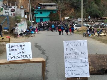 Cientos de chatinos bloquean carretera a Juquila para exigir liberación de edil de Yaitepec