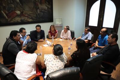 Atienden a familiares de trabajadores retenidos desde hace 6 días en San Dionisio Ocotepec