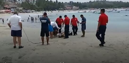 Muere turista en playa de Oaxaca y asesinan a cuatro