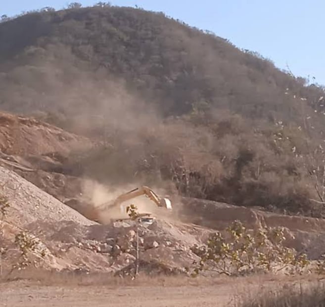 Se estima que al día se registran cerca de 400 descargas de camiones de arena, grava y otros materiales en Loma Lope