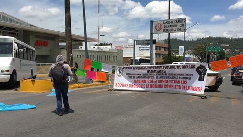ENSFO bloquea vialidad e impide entrada y salida de autobuses