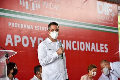 Entrega Murat cheques a ahorradores defraudados de San Juan Guichicovi y Matías Romero