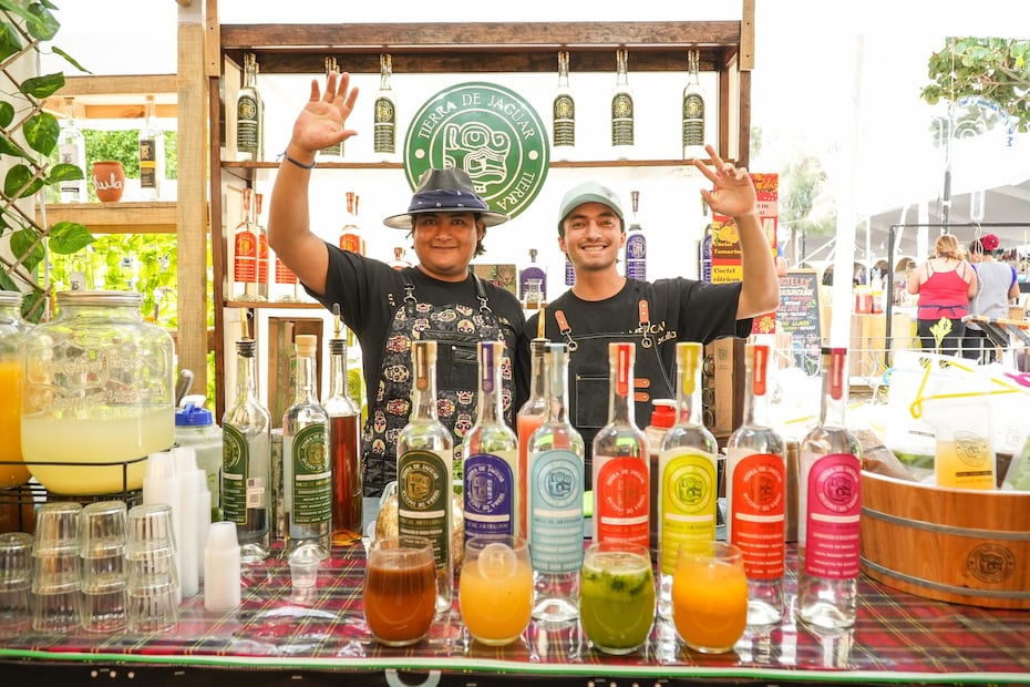 Gran cantidad de productores de mezcal se dan cita en la feria de Tlacolula, Oaxaca. Foto: Facebook@SecturOaxaca.