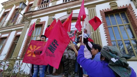 Vandalizan sede de justicia para exigir aparición de activista