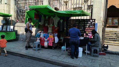 Incumplen vendedores acuerdo de despejar calles de la ciudad
