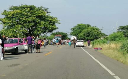 Bloquean colonos carretera Transístmica en Oaxaca; exigen solución al derrame de aguas negras